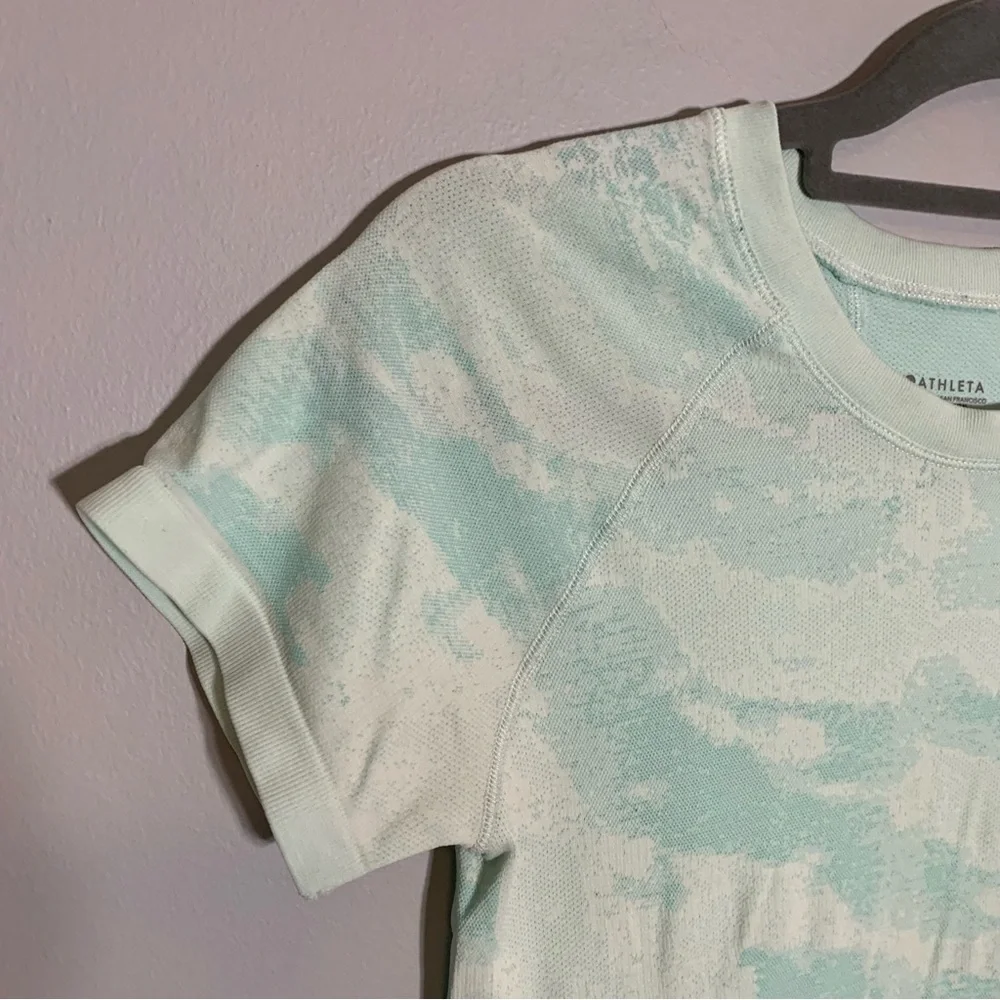 Athleta‎ Momentum Camo Tee Mint Green Seamless Short Sleeve Workout Shirt Small